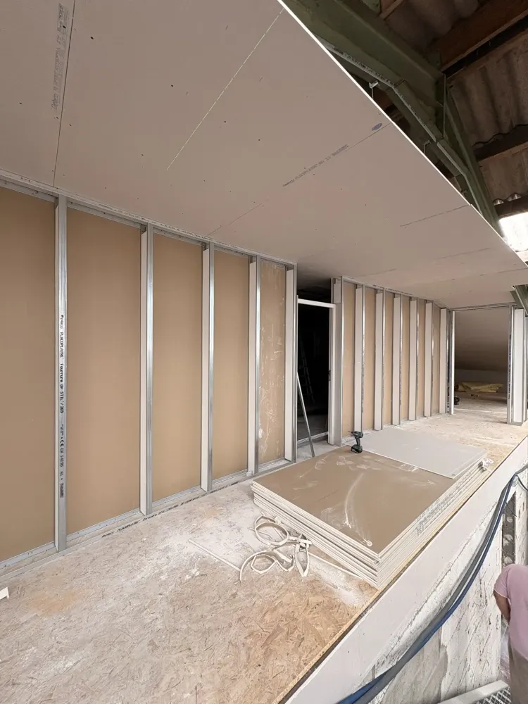 Création de bureaux et d'un hall d'accueil pour une entreprise