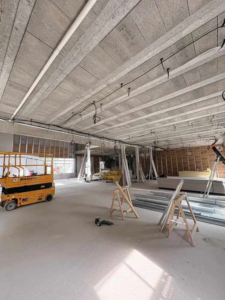 Aménagement de bureaux et d'un hall d'accueil pour une entreprise